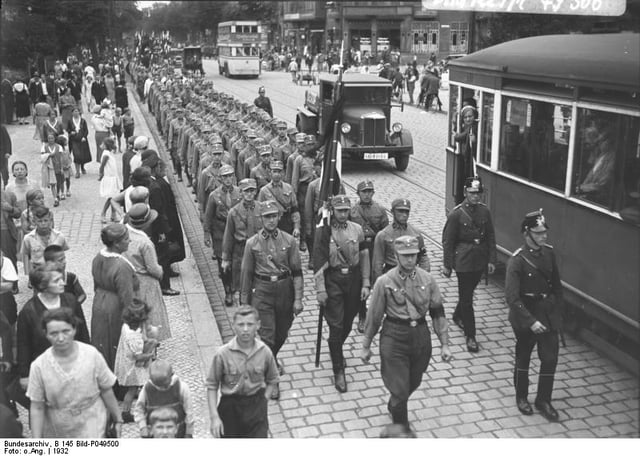 Bundesarchiv_B_145_Bild-P049500,_Berlin,_Aufmarsch_der_SA_in_Spandau.jpg